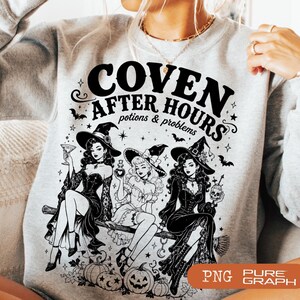 Puede incluir: Una sudadera gris claro con un estampado gr&aacute;fico negro de tres brujas sentadas en una escoba. El texto dice COVEN AFTER HOURS potions & problems. El dise&ntilde;o incluye estrellas, murci&eacute;lagos y calabazas en la parte inferior de la imagen.