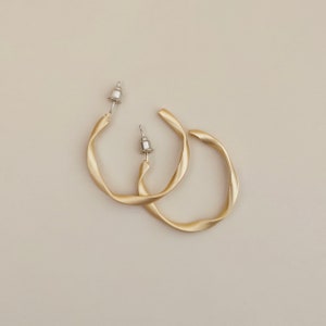 Matte Gold Hoop Earring Finish Twisting Hoop Earring Design Open-Ended Hoop Earring Round Hoop Earring