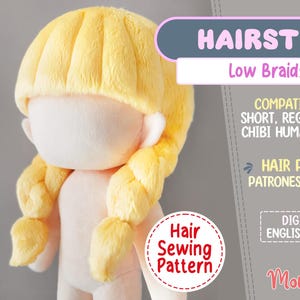 Peut inclure: Une poupée en peluche avec une coiffure jaune, avec des tresses basses. La poupée a un teint clair et est conçue pour les peluches humaines chibi. L'image comprend le texte "HAIRSTYLE Low Braids #1" et "Hair Sewing Pattern".