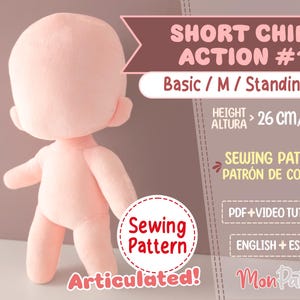 Puede incluir: Patrón de costura para una figura de acción chibi corta, de pie de 26 cm de altura. El patrón incluye tutoriales en PDF y video en inglés y español. El patrón es articulado.
