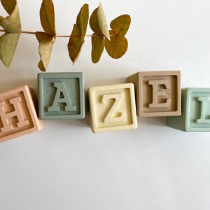 Blocs personnalisés pour bébé, Blocs de l'alphabet, Nom de bébé, Jouets d'apprentissage, Idée pour chambre d'enfant, Blocs en bois colorés, Décoration de table pour anniversaire de bébé