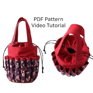 Op de afbeelding: Rode en paarse stoffen trekkoordtas met meerdere vakken en een handvat. De tas wordt vanuit twee hoeken getoond. De tekst "PDF Pattern Video Tutorial" wordt boven de afbeelding weergegeven.