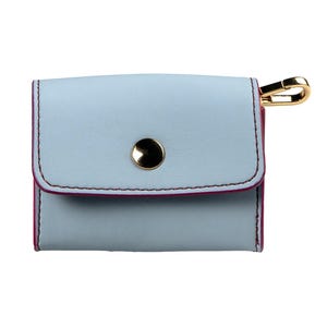 Könnte beinhalten: Ein hellblauer Leder-Schlüsselanhänger mit einem goldenen Druckknopfverschluss und einem goldenen Haken. Der Schlüsselanhänger hat einen rosa Stich entlang der Kanten.
