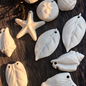 Porseleinen schelp en zeester bedels aardewerk-ambachtelijke charme-aardewerk charme-witte charme-schelp hanger schelp charme keramische charme-zeester hanger