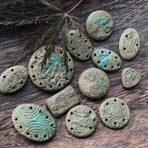 Antika kopparberlocker - Hantverksberlocker - keramikberlocker - gröna berlocker - hänge i väderbitna kopparsmycken - armbandsberlock - pärlberlock - berlock utan hål
