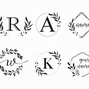 Peut inclure: Six logos monochromes de monogramme pr&eacute;sentant une lettre dans un cercle ou une forme g&eacute;om&eacute;trique avec une couronne florale. Les logos comprennent les lettres R, A, K et les lettres "we" en &eacute;criture cursive. Deux des logos comprennent le texte "your name" et "name".