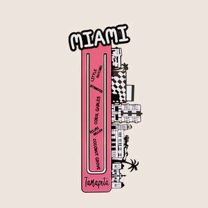 Op de afbeelding: Een roze en zwarte Miami-thema bladwijzer met de skyline van de stad en de namen van de buurten. Het woord "Miami" staat in vette, omrande letters bovenaan, met "Tanapita" onderaan. Een uniek souvenir.