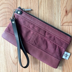 Bracelet en cuir végétalien bordeaux et toile cirée, dragonne en cuir véritable noir, pochette en toile cirée, pochette bordeaux pour femme