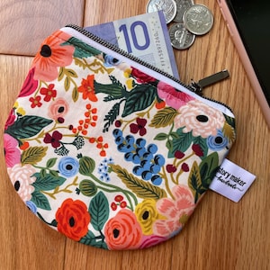Petite pochette à monnaie pour femme, petit porte-monnaie pour carte à monnaie, petit organisateur de sac, pochette à fermeture éclair incurvée, porte-monnaie rond à fermeture éclair, imprimé floral Fusil Paper Co