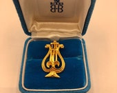 Darling harp pin, gold toned harp, signed JRA, vintage gift for music lover, gift for Mother s Day, gift for St. Patrick 39 s Day