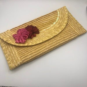 pochette vintage en paille, doublée, avec fleurs en raphia bordeaux et roses et bordure en sequins irisés, cadeau vintage pour elle.