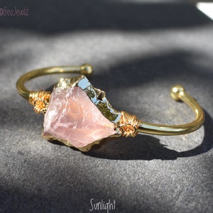 Natural Rose Quartz Cuff Bangle Bracelet/ Gold Raw Rose Quartz Jewelry/ Unisex Bracelet/ Rose Quartz Gemstone/ Rose Quartz Crystal