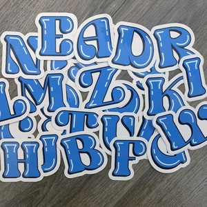 Autocollants alphabet rétro : mélangez et associez les lettres pour créer votre monogramme ou épelez un mot préféré avec simplicité et style. Bleu.