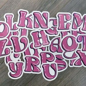 Autocollants alphabet rétro : mélangez et associez les lettres pour créer votre monogramme ou épelez un mot préféré avec simplicité et style. Rose