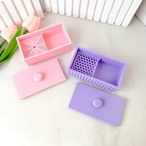 Puede incluir: Un letrero de madera rústica con el texto "Welcome to our home" en letras blancas. El letrero presenta un acabado envejecido y un diseño sencillo y acogedor.