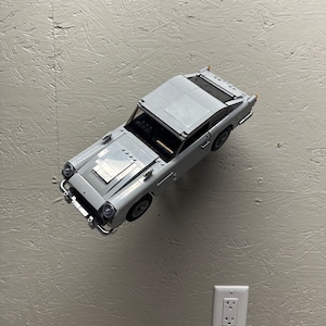 Abgewinkelte Wandhalterung für Aston Martin DB5 LEGO® ICON™ Autos