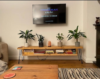 Mueble de TV rústico de pino hecho a mano con patas de horquilla.