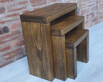 Juego de mesas auxiliares rústicas de madera de pino hechas a mano, mesas auxiliares robustas.