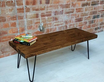 Mesa de centro rústica de pino hecha a mano con patas de horquilla.