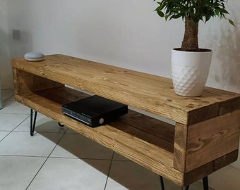 Mueble de TV rústico de pino hecho a mano con patas de horquilla.