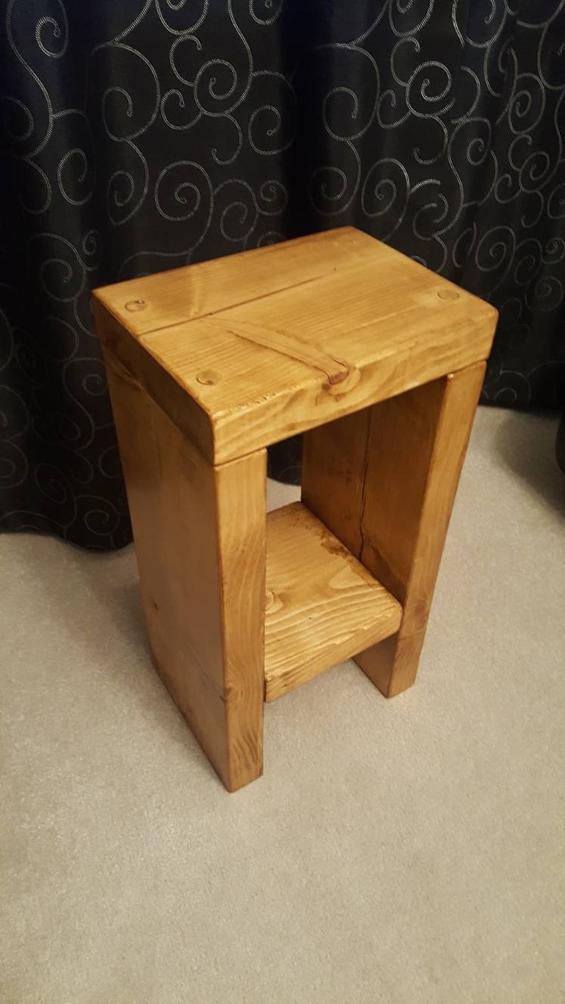 Mesita de noche rústica de pino hecha a mano: Mesa auxiliar de madera maciza robusta imagen 2