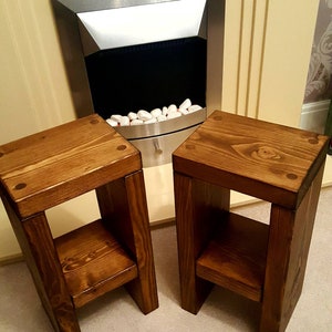 Mesita de noche rústica de pino hecha a mano: Mesa auxiliar de madera maciza robusta imagen 3