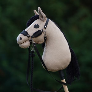 Hobby Horse Dun + Stick + Black Halter + Reins + Tether