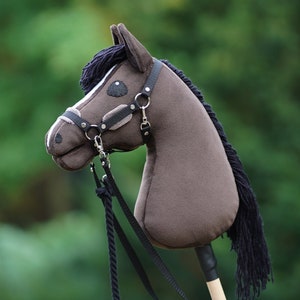 Hobby Horse Chestnut + Stick + Grullo Halter + Reins + Tether