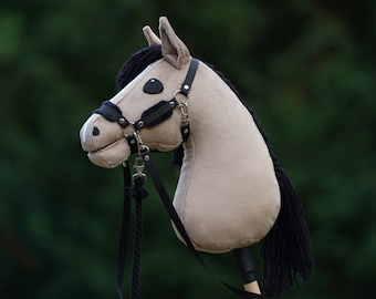 Hobby Horse Dun + Bâton + Licol Noir + Rênes + Attache