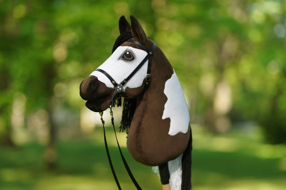 Jouet Hobby Horse HKM – Cheval En Peluche Marron Et Blanc Avec Bride Amovible