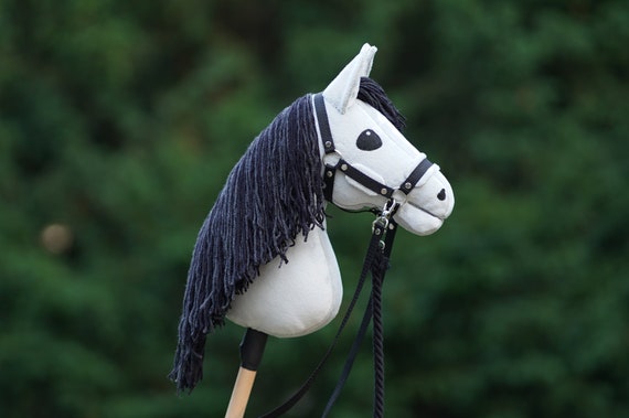 Cheval bâton Hobby Horse avec licol et rênes - Gris A3 - Jouet à cheval  bâton pour enfant - Cdiscount Jeux - Jouets