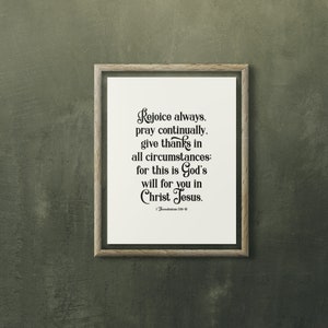 Puede incluir: Una impresión enmarcada con fondo blanco y texto negro. El texto dice "Regocijaos siempre. Orad sin cesar. Dad gracias en todo, porque esta es la voluntad de Dios para vosotros en Cristo Jesús. 1 Tesalonicenses 5:16-18"