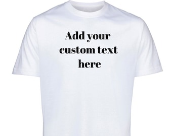 Op de afbeelding: Een effen wit T-shirt met korte mouwen. De tekst "Add your custom text here" is in het zwart op de voorkant gedrukt. Het shirt is gemaakt van een gladde, effen stof.