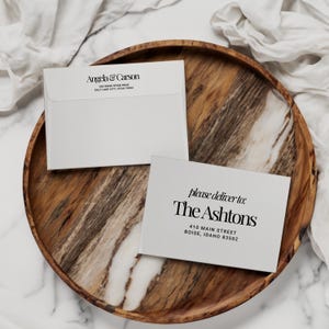 Envelopes correspondentes para anúncio de fuga em estilo editorial | Endereçado e impresso