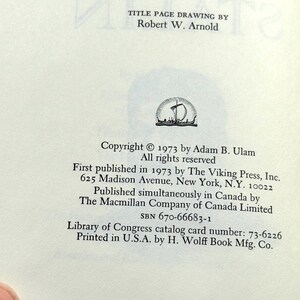 Puede incluir: P&aacute;gina de libro con texto y una peque&ntilde;a ilustraci&oacute;n de un barco. El texto incluye el dibujo de la portada por Robert W. Arnold, informaci&oacute;n de derechos de autor y detalles del editor de 1973. La p&aacute;gina est&aacute; impresa en EE. UU.
