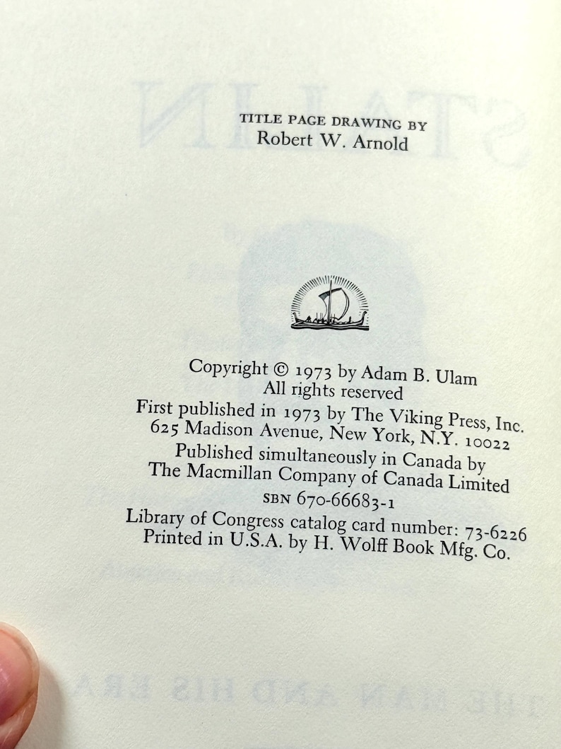 Puede incluir: P&aacute;gina de libro con texto y una peque&ntilde;a ilustraci&oacute;n de un barco. El texto incluye el dibujo de la portada por Robert W. Arnold, informaci&oacute;n de derechos de autor y detalles del editor de 1973. La p&aacute;gina est&aacute; impresa en EE. UU.