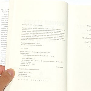 Pu&ograve; includere: Un libro bianco con testo nero sulla copertina. Il titolo del libro &egrave; "Yonder Stands Your Orphan" di Barry Hannah. Il libro &egrave; una prima edizione ed &egrave; stato pubblicato nel 2001.