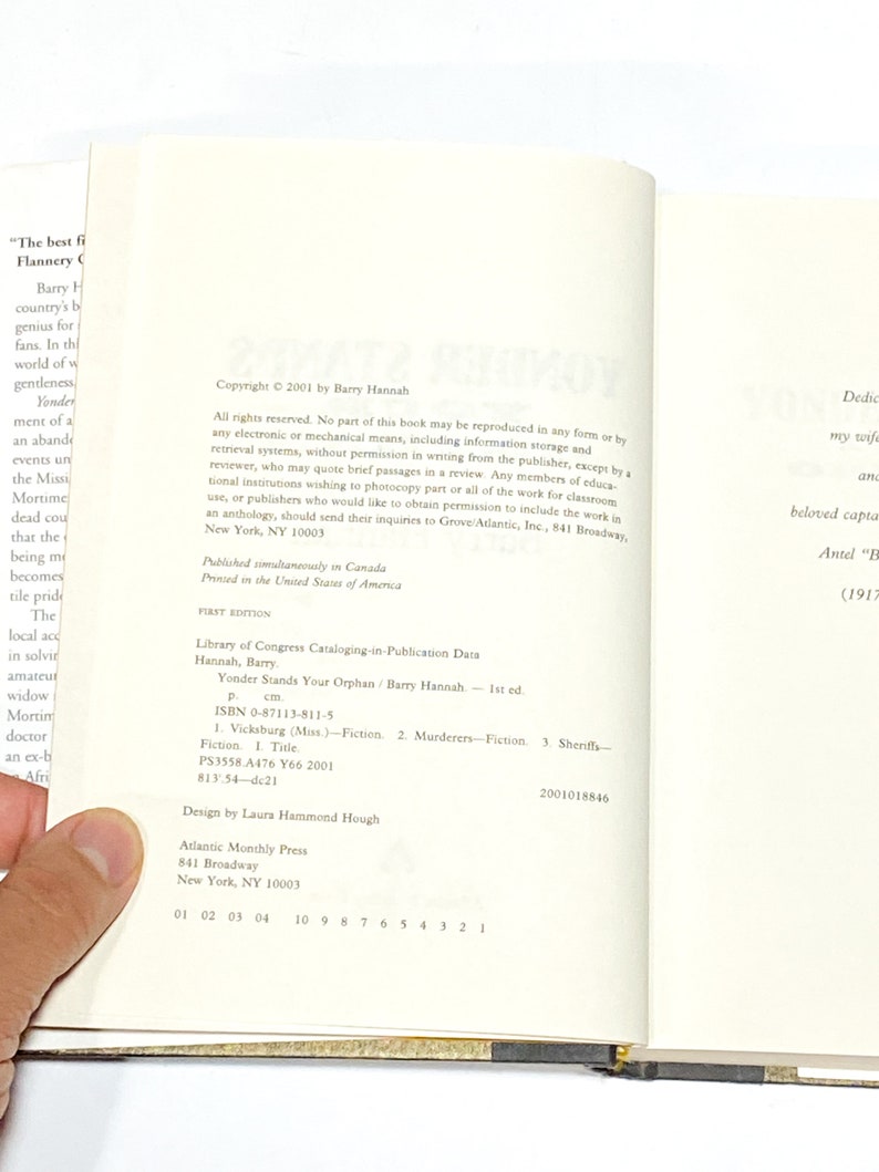 Pu&ograve; includere: Un libro bianco con testo nero sulla copertina. Il titolo del libro &egrave; "Yonder Stands Your Orphan" di Barry Hannah. Il libro &egrave; una prima edizione ed &egrave; stato pubblicato nel 2001.