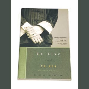 To Live by Yu Hua – Chinese Family Saga Novel: Vintage Paperback Book - PreOwned Good