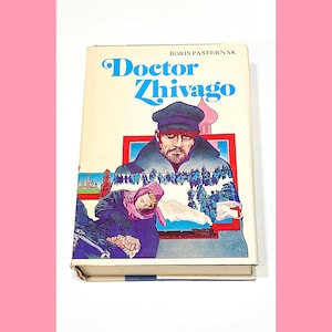 Puede incluir: Un libro de bolsillo vintage con una portada colorida que muestra a un hombre con un uniforme azul y una mujer con una bufanda rosa. El título del libro es "Doctor Zhivago" de Boris Pasternak.