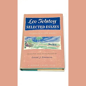 Puede incluir: Un libro antiguo titulado "Leo Tolstoy Selected Essays" con una pancarta azul y una ilustración de paisaje. La portada del libro es de color melocotón apagado, con texto en blanco y azul. Es un libro de la Modern Library.