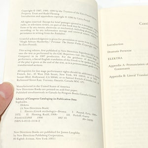 以下が含まれることがあります： ソフォクレスの「エレクトラ」というタイトルの書籍の表紙。この書籍はニュー・ダイレクションズ・ブックシリーズの一部であり、女性の顔の白黒イラストが描かれている。