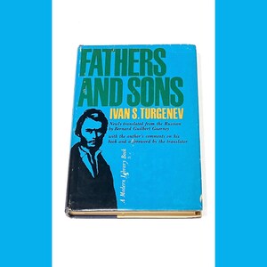 Puede incluir: Una cubierta de libro azul con el título "Padres e hijos" de Iván S. Turguénev. La cubierta presenta una ilustración en blanco y negro de un hombre con barba.