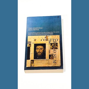 Puede incluir: Una cubierta de libro azul con el título "The Essential Descartes" y una cita en latín, "Cogito Ergo Sum". La cubierta presenta un retrato de René Descartes.