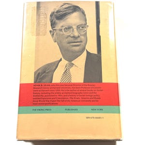 Puede incluir: Una portada de libro vintage con un retrato en blanco y negro de un hombre con gafas y corbata. La portada incluye texto con el nombre del autor, el t&iacute;tulo del libro y la informaci&oacute;n del editor. El fondo es una mezcla de beige, rojo y verde.