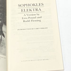 以下が含まれることがあります： 「ソフォクレス　エレクトラ」というタイトルの白い表紙と黒い文字の本。この本は、エズラ・パウンドとラッド・フレミングによるバージョンで、ケリー・パーロフによる序文付き。この本は、ニュー・ダイレクションズ・ブックである。