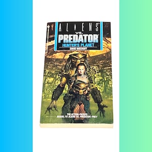 Aliens vs Predator - Hunter&#39;s Planet - Science Fiction Book - Sci Fi Paperback - Pre Owned Book - Very Good Condition