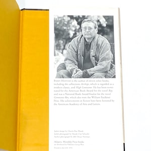 Pu&ograve; includere: Foto in bianco e nero di Barry Hannah, autore di undici libri, tra cui le raccolte Airships e High Lonesome. &Egrave; stato nominato per l'American Book Award per il romanzo Ray ed &egrave; stato finalista del National Book Award per il romanzo Geronimo Rex, che ha anche vinto il premio William Faulkner. I suoi risultati nella narrativa sono stati onorati dall'American Academy of Arts and Letters.