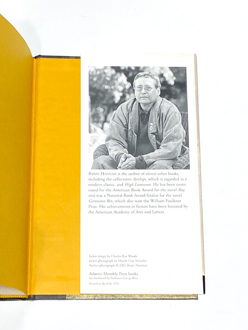 Pu&ograve; includere: Foto in bianco e nero di Barry Hannah, autore di undici libri, tra cui le raccolte Airships e High Lonesome. &Egrave; stato nominato per l'American Book Award per il romanzo Ray ed &egrave; stato finalista del National Book Award per il romanzo Geronimo Rex, che ha anche vinto il premio William Faulkner. I suoi risultati nella narrativa sono stati onorati dall'American Academy of Arts and Letters.
