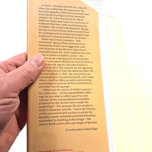 Puede incluir: Portada del libro "In Stalin: The Man and His Era" de Adam B. Ulam. La portada es de color beige claro con texto negro. El texto incluye el t&iacute;tulo, el autor y una breve descripci&oacute;n del contenido del libro. Dise&ntilde;o de la cubierta por Mel Williamson.